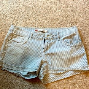 Levi’s shorts.